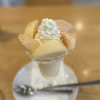 フルーツパーラーゴトー - 料理写真:桃パフェ